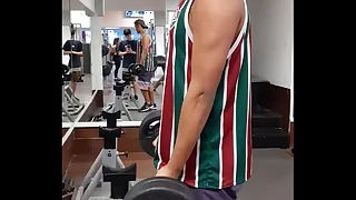 Novinho gostoso maromba anabolizado exibindo seus m&uacute;sculos fibrosos